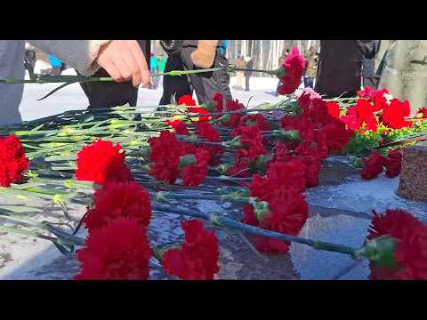 Цветы у Вечного огня. В День защитника Отечества ревдинцы собрались в парке Победы