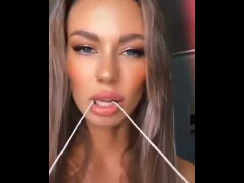 Красивая Девушка Модель с Языком завязывает шнурок