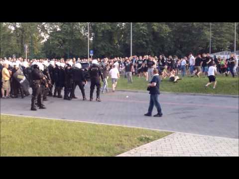 Zamieszki z policją pod Stadionem Miejskim w Tychach po awansie GKS-u do I ligi 4.06.2016