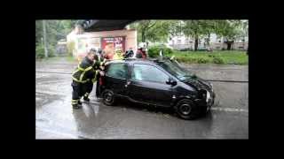 preview picture of video 'Witten: Auto steckt nach Starkregen fest (5. Juli 2012)'