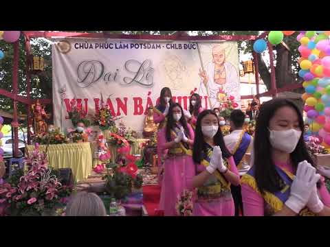 DÂNG HOA CÚNG PHẬT TẠI LỄ VU LAN BÁO HIẾU CHÙA PHÚC LÂM