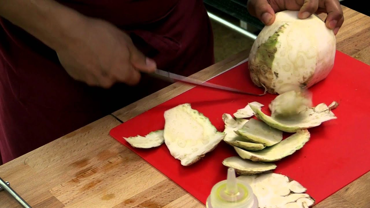 Eplucher du cèleri rave