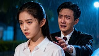 Vier jaar hield ze van hem in het geheim. Toen ze vertrok, zakte hij huilend op zijn knieën!