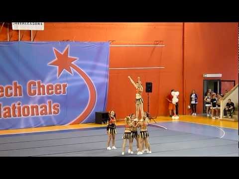 Hell´s Cheerleaders group stunt