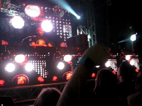 STeVe aNGeLLo LiVe @ 4TH & B #6 - "oNe" part 2 & "CheCK THiS ouT"
