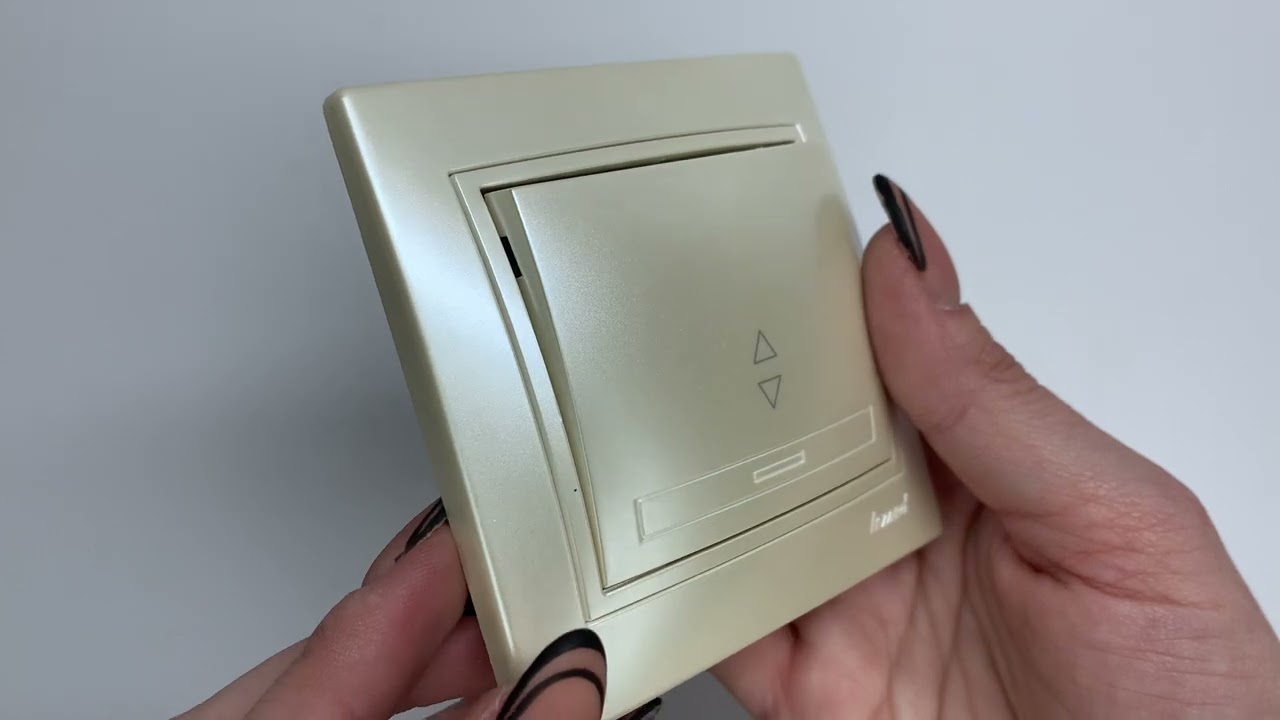 Выключатель одноклавишный проходной MIRA жемчужно-белый перламутр со вставками 701-3030-105