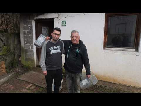 Otac i sin  piju kišnicu - žive bez vode i struje deset godina