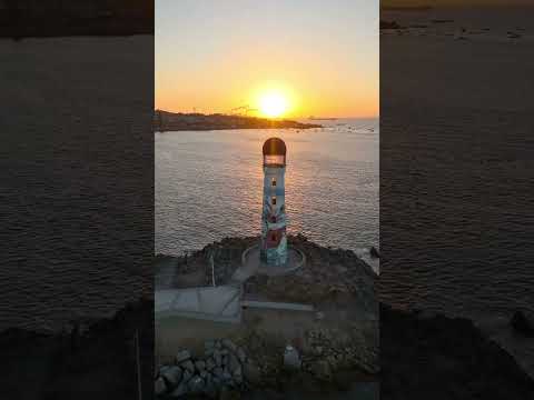 linda postal de un atardecer detrás del faro monumental en el Puerto de Huasco,atacama,Chile🇨🇱