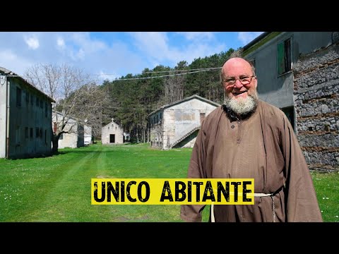 Il frate eremita che vive da solo in un villaggio abbandonato