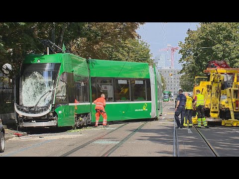 Basel BS: Tram nach Unfall entgleist