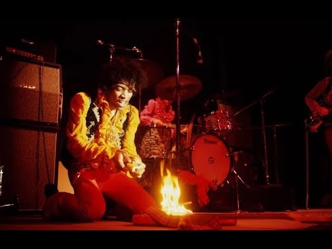 Jimi Hendrix sets guitar on fire , burns Fender Stratocaster (1967)