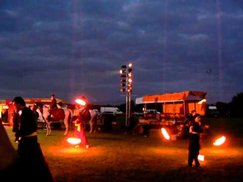 Bolas et cracheur de feu, Glinojeck 2011.MOV