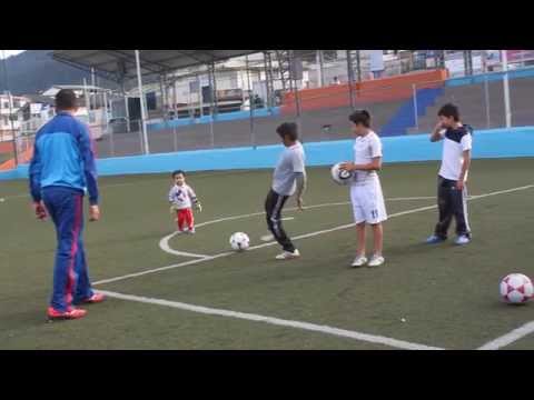 Nelson Ramos vino a divertirse con los niños de la Escuelita Liga Quito Norte de Eacisports.