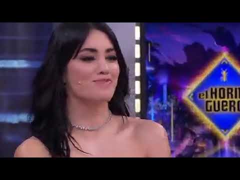 Lali Espósito cortó una botella, armó fernet en vivo y estalló todo: “Te quiero argentinizar”