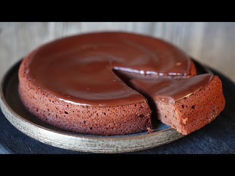 Moist chocolate and banana cake without butter or eggs