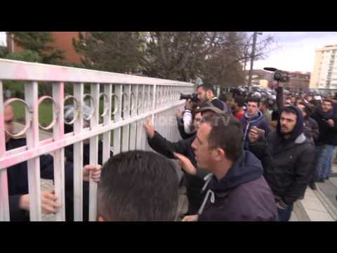 Sali Zyba shtyhet me policinë - 19.01.2016 - Klan Kosova