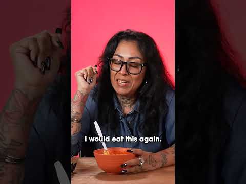 Mexican moms try Buldak noodles 😅