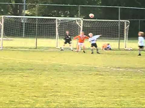 Oranje Wit F2 - Sleeuwijk F1   05-05-2011    uitslag  0 - 3.wmv