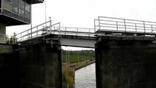 preview picture of video 'Closing canal lock'