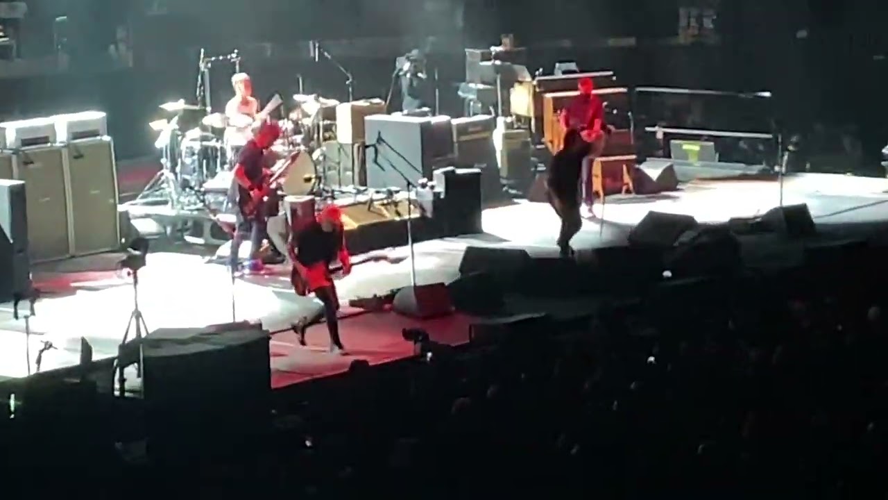 Pearl Jam | Daughter with â€˜Chaise Longueâ€™ by Wet Leg tag | MSG 9/11/2022 - YouTube