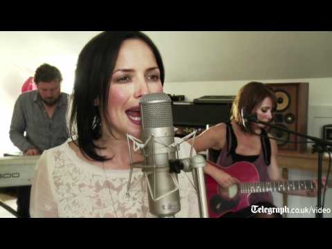Andrea Corr sings Tinseltown in the Rain