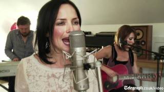 Andrea Corr sings Tinseltown in the Rain