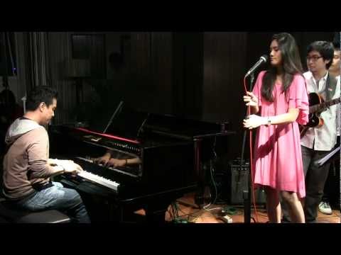 Monita Tahalea ft. Indra Lesmana - Ingatlah @ Mostly Jazz 17/03/12 [HD]