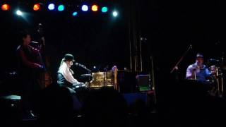 Tiger Lillies Live στο προαύλιο (Badminton)-Autumn Leaves (5-7-2010)