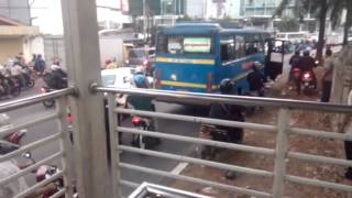 preview picture of video 'Bus mogok di jalur busway meledak'