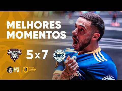 Frame do vídeo mostrando o time de Desimpain celebrando uma vitória