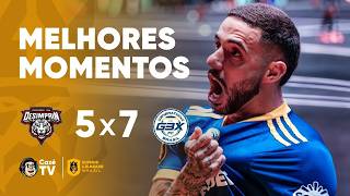 Frame do vídeo mostrando um momento de tensão durante o jogo