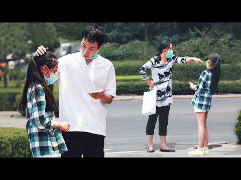 看到保姆當街虐待孩子，憤怒的路人們瞬間聚了過來