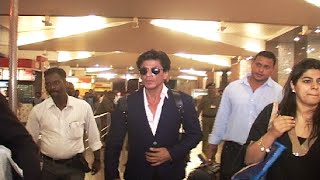 Download lagu Shahrukh Khan snapped at Mumbai Airport. mp3 Download lagu Shahrukh Khan snapped at Mumbai Airport. mp3