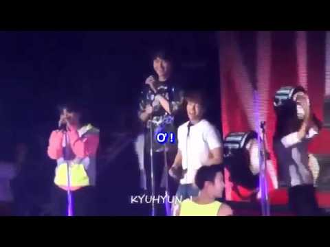 [JUST4FUN] Phản ứng của DongHae, RyeoWook khi KyuHyun đặt lightstick lên mic đứng