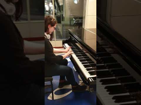 Kristin spielt Klavier in Amsterdam Hauptbahnhof (Centraal Station)