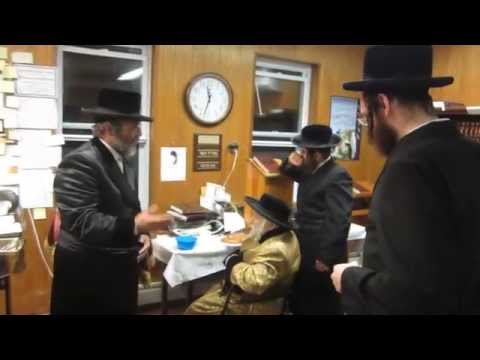 ZLUCHEV REBBE PAYS A VISIT TO THE NIKLESBURGER REBBE AND SINGS A NEW SONG