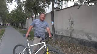 Мальчишка украл стоящий без присмотра велосипед - Видео онлайн