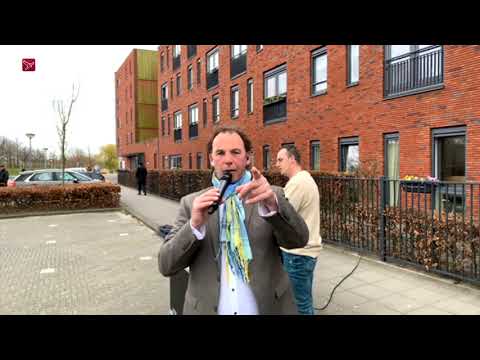 Marcel Dool zingt voor de ouderen in Almere