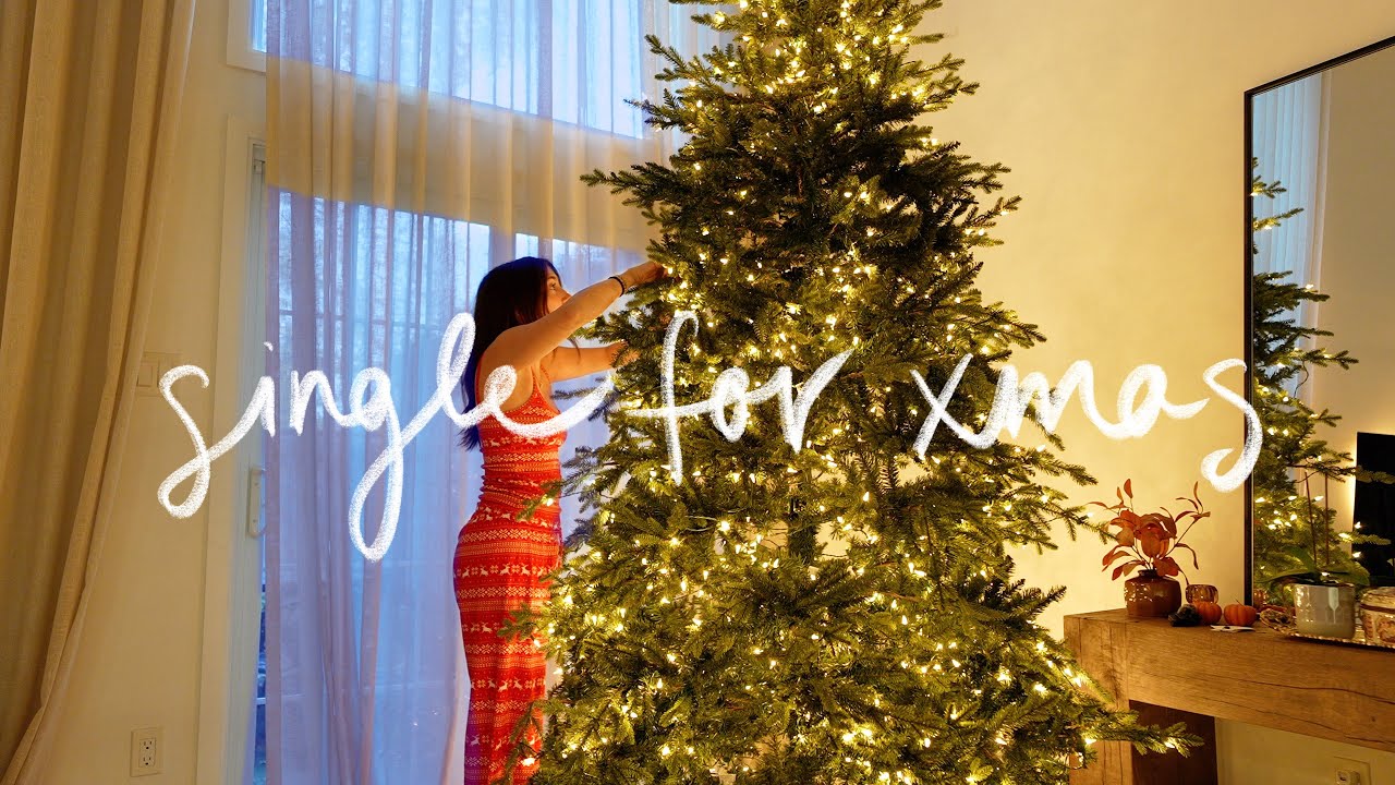 SETTING UP MY CHRISTMAS TREE ALONE. Decorating my house for the holidays 🎄