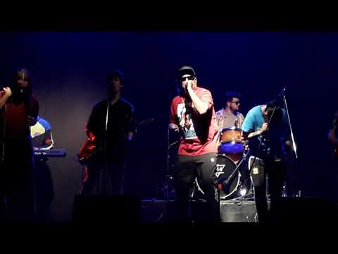 Malajunta malandro entre santos de madera en vivo