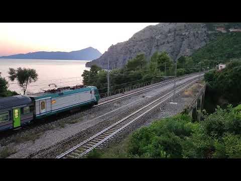 Treno regionale e tramonto sul Tirreno fra Maratea e Sapri