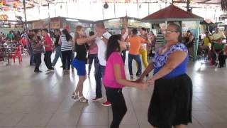 Bailando : Esta noche, en la Plaza Típica de San Pedro Sula.