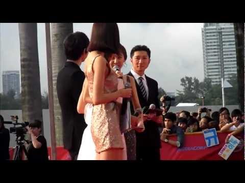Song Joong Ki at MAMA 2011 singapore red carpet 2