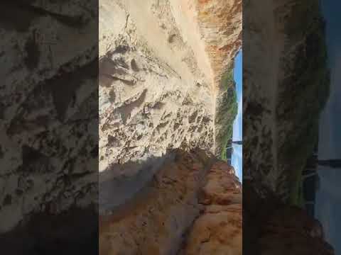 Descida da gruta está danificada  Praia das Fontes em Beberibe-Ce população pede Manutenção