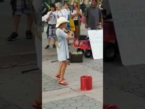 Uitațivă l-a fata care cântă la vioară