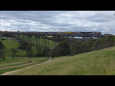SCT SCT009 SCT003 ACD6058 2BM9 train passing over the Moonee Ponds Creek Viaduct