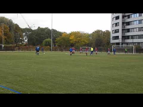 Vrije trap naast, aanval Zwaluwen afgeslagen.