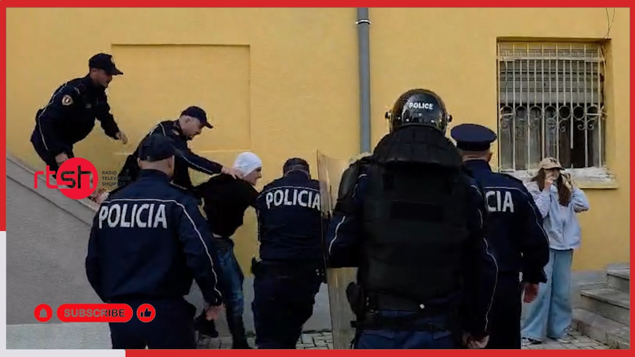 Protesta në Korçë, të rinjtë përplasen me policinë. Shkulen tabela e gjuhet me gurë, disa të shoqëruar