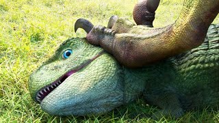 Мелкий и слабый динозавр вступает в cxвaткy с самым oпacным в мире xищникoм
