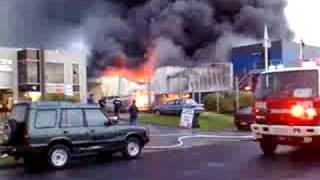 preview picture of video 'Chelsea Heights Factory Fire - 2'